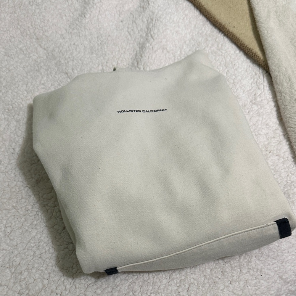 Hollister Cream Pullover with Logo